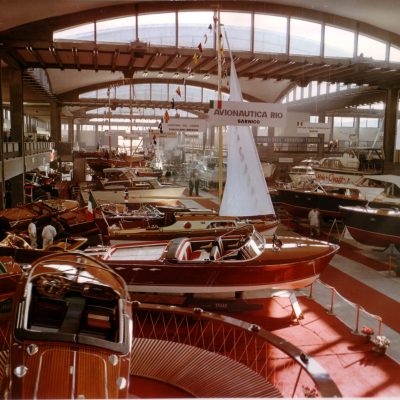 1964 - 3° Salone Nautico di Genova, imbarcazioni in esposizione al Padiglione C. Il 1964 segna una tappa importante, con l’ingresso del Salone Nautico di Genova nell’ I.F.B.S.O, l’Organizzazione internazionale dei Saloni Nautici
