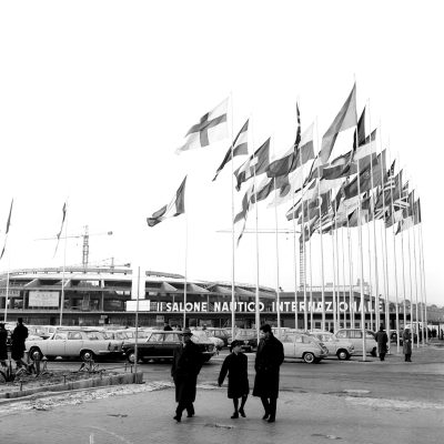 1963 - Vista da Piazzale Kennedy, ingresso. Il 2° Salone Nautico di Genova si è tenuto dal 2 al 12 febbraio. Per questa edizione viene occupato, oltre al padiglione C, anche il padiglione B da poco ultimato